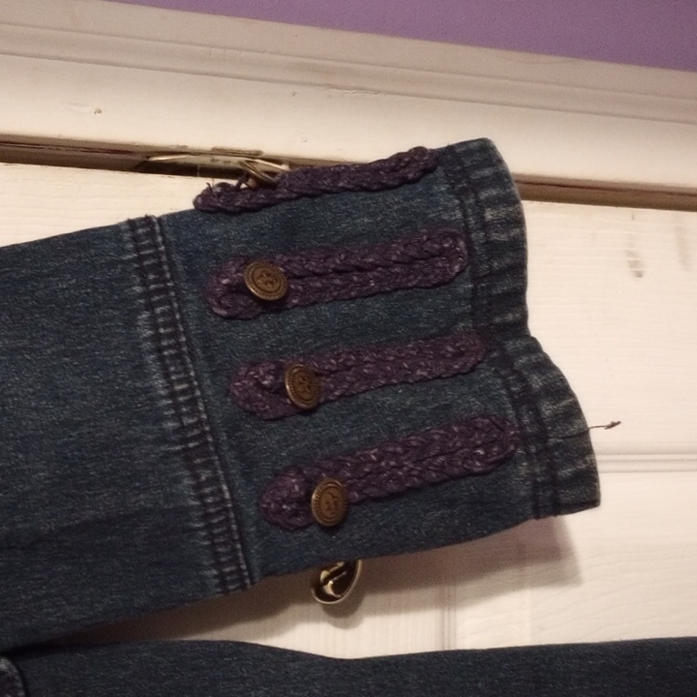 Woman's jean jacket sz medium - Picture 3 of 8